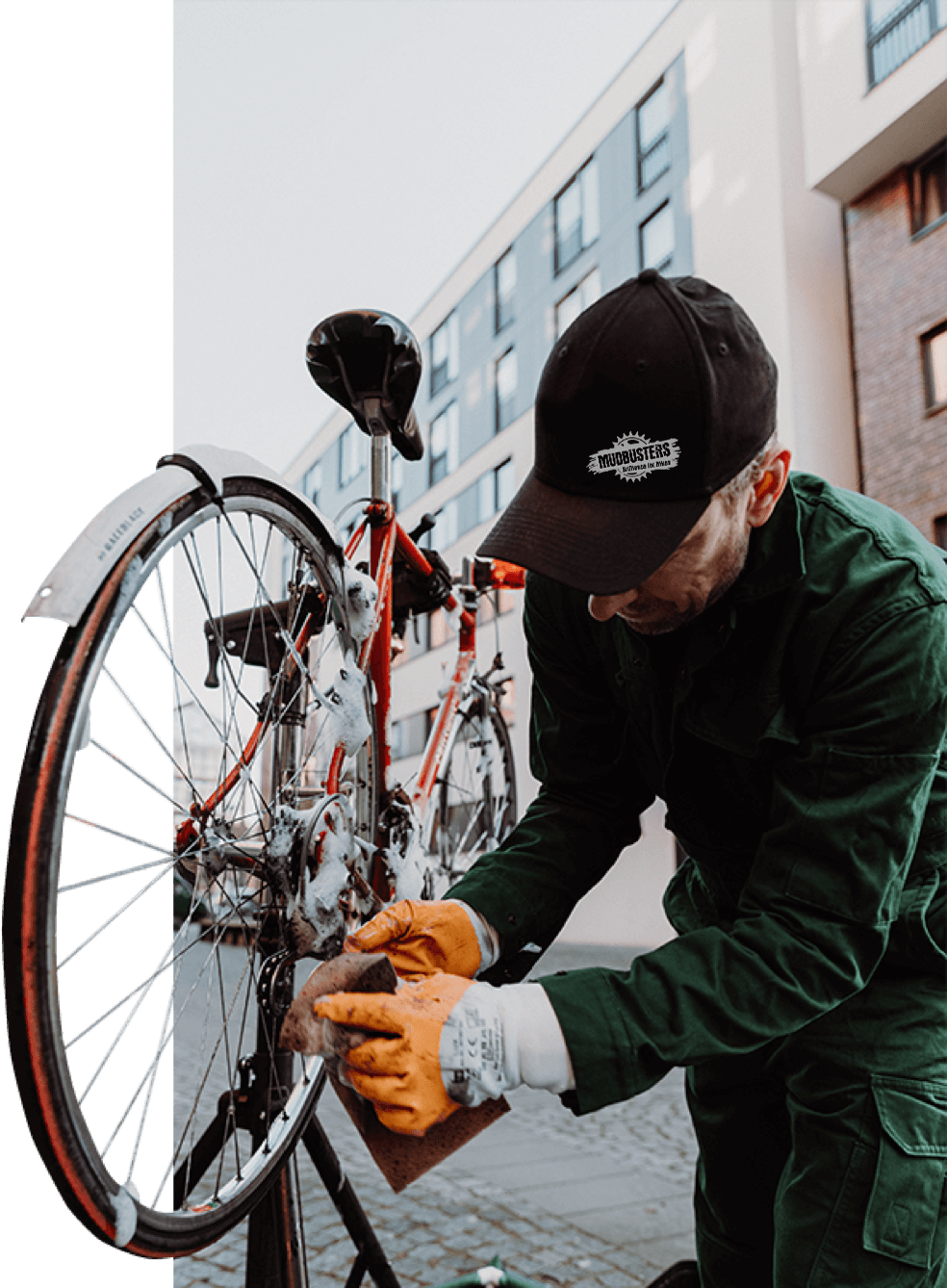 Ein Mudbuster reiningt und pflegt gewissenhaft ein Dienstfahrrad.